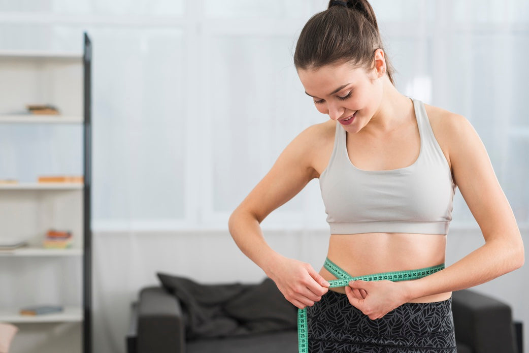 women measuring her waist with measuring tape. but this article is about protein powder for weight loss
